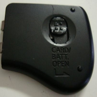 Canon PowerShot SX100 IS: external battery door